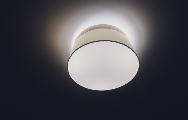 Comment brancher un luminaire de plafond ?