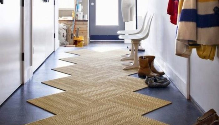 Comment donner du cachet à un couloir avec un tapis rond ?