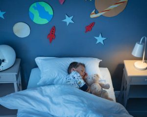 Comment faire une décoration spatiale avec des stickers dans la chambre d’un garçon ?