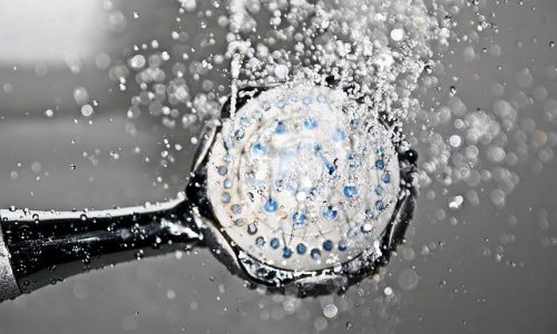 Est-il facile de changer un pommeau de douche seul ?