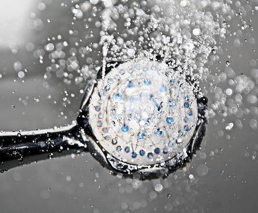 Est-il facile de changer un pommeau de douche seul ?